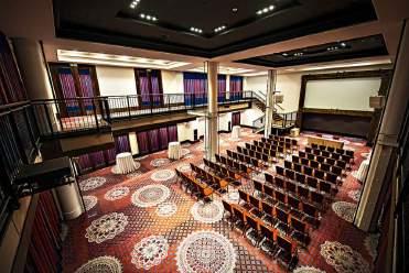 Wnętrza hotelu przepełnione są akcentami folkowymi, floralami i podobnymi, jednak jakość wykonania oraz wykorzystane