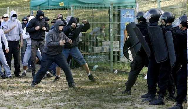 wchodzić), doprowadzając do zmiany jego położenia a w konsekwencji
