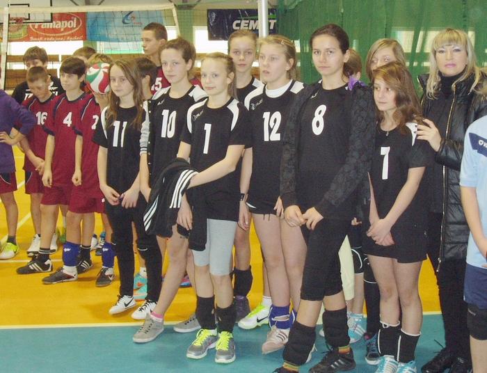 22 stycznia 2012 r. w Działoszynie odbyły się Rejonowe Mistrzostwa szkół podstawowych w piłce siatkowej. Piotrków Tryb. reprezentowały dziewczęta z naszej szkoły, które uzyskały dzień wcześniej 21.01.2013 r.