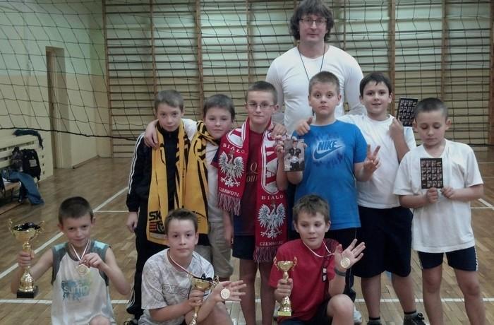 Skład drużyny: Michalina Wąchała 6B Magda Zielińska 6B Maja Krajewska 6B Patrycja Skrobek 6B Ania Mozer 6A Julia Kwapińska 6A Ola Nadajewska 5D Wiktoria Molińska 5D Natalia Kopańska 6C Martyna