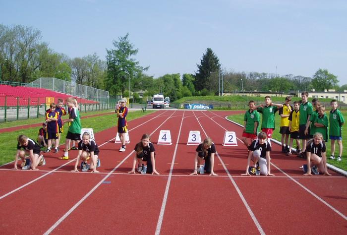 skok w dal oraz bieg na dystansie 600m dla dziewcząt i 1000 m dla chłopców.