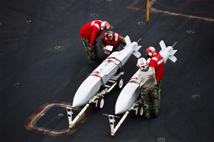 uzbrojeniem pierwszego uderzenia. Jeden z najlepszych środków przenoszenia głowic E - bomba AGM-154 JSOW fot. US Navy Znacznie trudniej jest umieścić ładunek E w rakiecie manewrującej.
