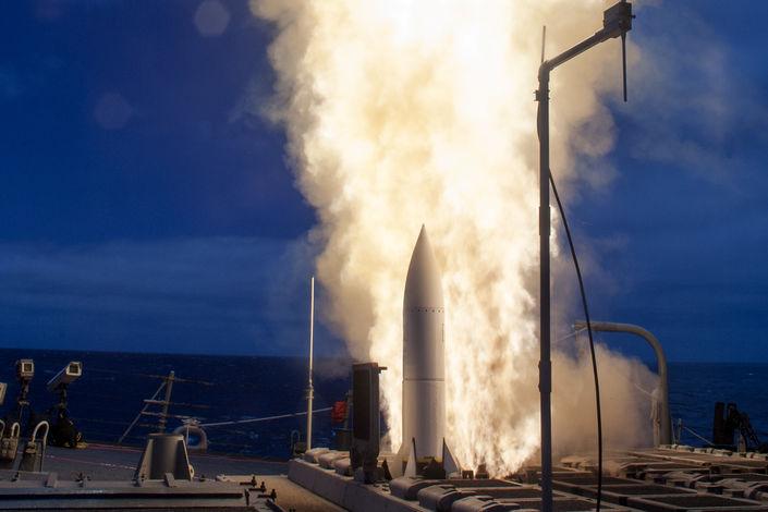 Zastosowanie głowicy E na rakietach przeciwlotniczych może znacząco poprawić ich skuteczność fot. US Navy Wadą broni E jest brak możliwości sprawdzenia skuteczności przeprowadzonego ataku.