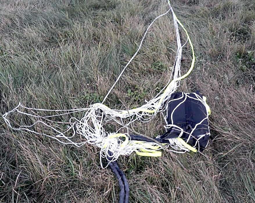 8 Spadochron systemu ratowniczego GRS w pokrowcu, z częściowo wyplecionymi linkami. W dolnej części kadru widoczne izolowane liny prowadzące do rakiety [foto: Wojciech Nawrocki, wloclawek.