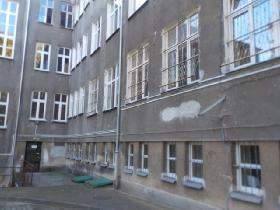 Ściany zewnętrzne murowanez cegły pełnej z przestrzenią powietrzną - układ konstrukcyjny podłużny. Stropy żelbetowe.