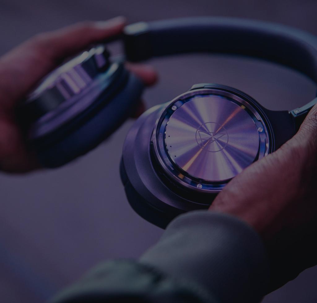 Uwolnij swoją muzykę Słuchawki zapamiętują osiem ostatnio podłączonych urządzeń i obsługują Bluetooth w wersji 4.2. Ponadto kompatybilne są z kodekami aptx HD, aptx, AAC i SBC.