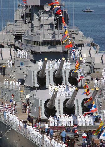 Uroczystość sześćdziesięciolecia wprowadzenia do służby pancernika USS Wisconsin przeprowadzona w kwietniu 2004 r.. Fot.