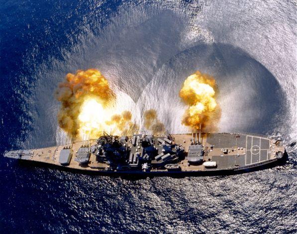 Pancernik USS Iowa (BB 61). Fot. Wikipedia Co ciekawe, w obronie pancerników stanęli nie admirałowie, ale Kongres.
