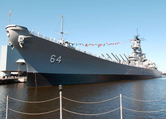 Pancernik USS Wisconsin (BB 64) w muzeum Nauticus w Norfolk. Fot. US Navy Alarmujące sygnały z prób Zumwaltów dodały odwagi zwolennikom starych, ale za to sprawdzonych i niezawodnych rozwiązań.