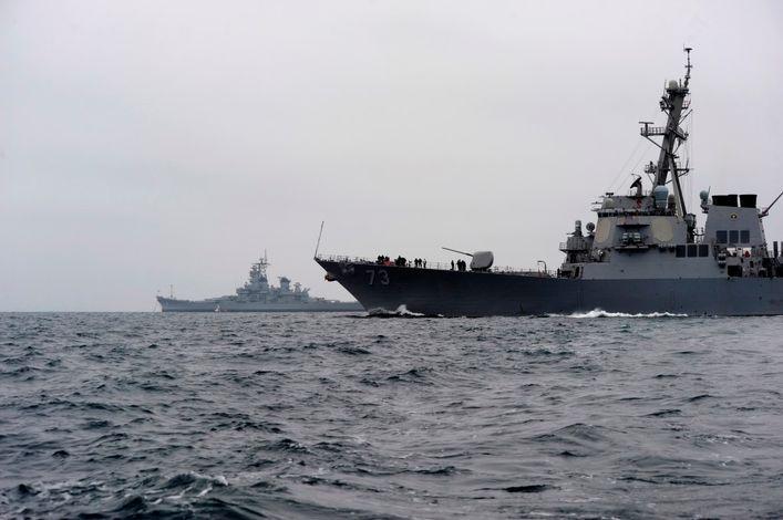 Pancernik USS Iowa w asyście niszczyciela typu Arleigh Burke USS Decatur (DDG 73) zdjęcie z 2012 r.. Fot.