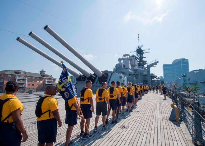 Po zdjęciu wieży rufowej głównego kalibru na pancerniku USS Wisconsin teoretycznie zyskano by miejsce dla dużej liczby wyrzutni dla rakiet pionowego startu. Fot.