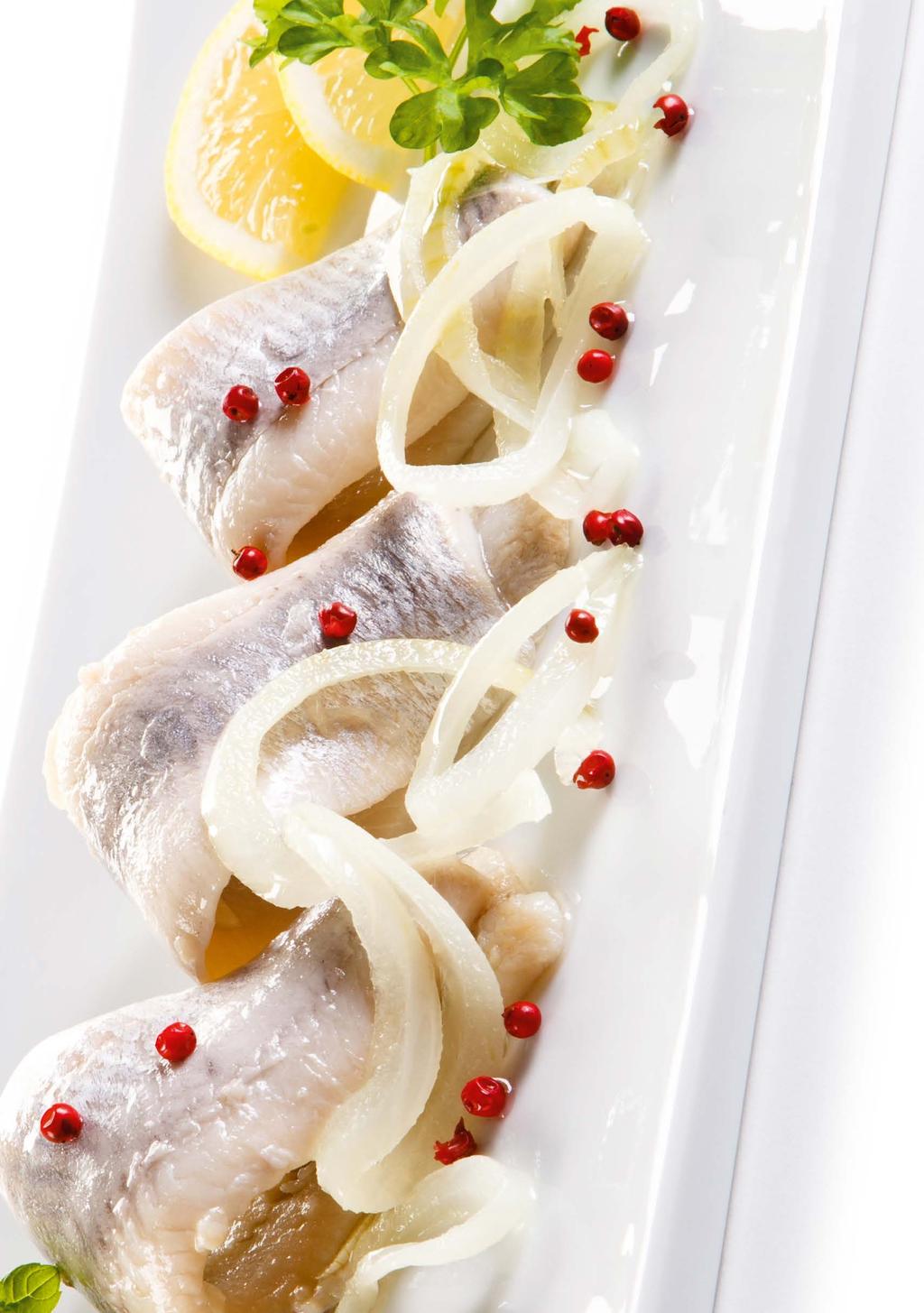 Przepis na święta Składniki 1/2 kg solonych śledzi 1/2 kg cytryn Cytrynowe śledzie 1 łyżka stołowa ziaren ziela angielskiego 7-8 liści laurowych Przepis Wypłukujemy sól ze śledzi- zalewamy wodą i