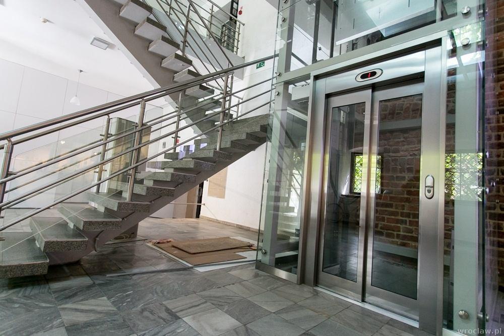 Muzeum Architektury we Wrocławiu W ramach prowadzonego remontu zainstalowano windę dostępną dla osób z niepełnosprawnościami oraz platformę przyschodową dla osób