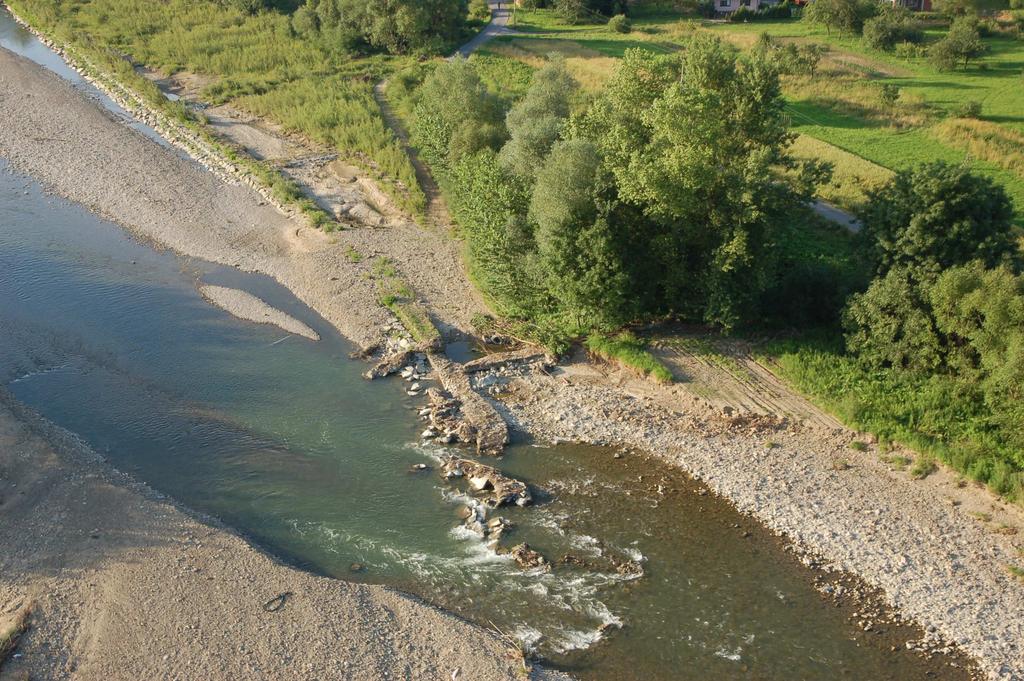 A Wybrane zdjęcia rzeki Raby lipiec 2010r. A.1 Ujście potoku Krzczonówka A.
