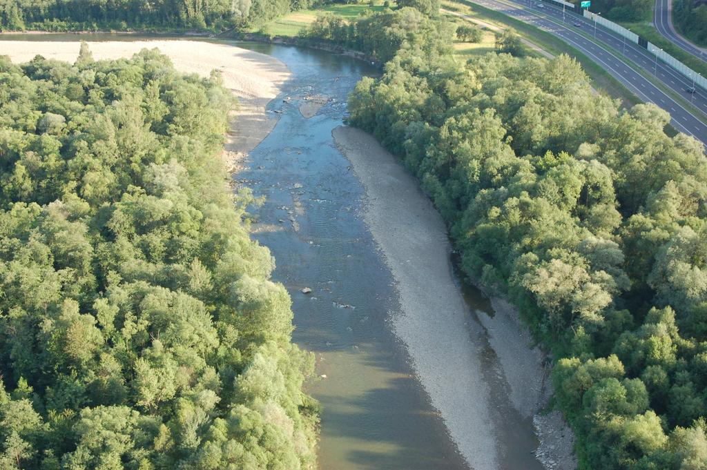 6 Wychodnie podłoża skalnego poniżej ujścia potoku Lubieńska, łacha żwirowa w środku