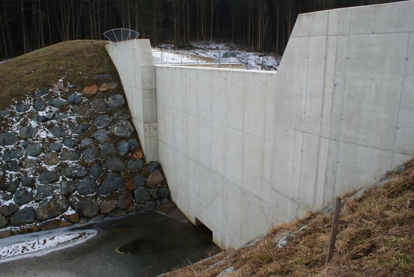 Suchy zbiornik Messnitbach (Austria) Budowla upustowoprzelewowa Widok budowli upustowo-przelewowej od strony WD Ze względu na ładniejszy wygląd zapory i mniejszy koszt budowy w małych