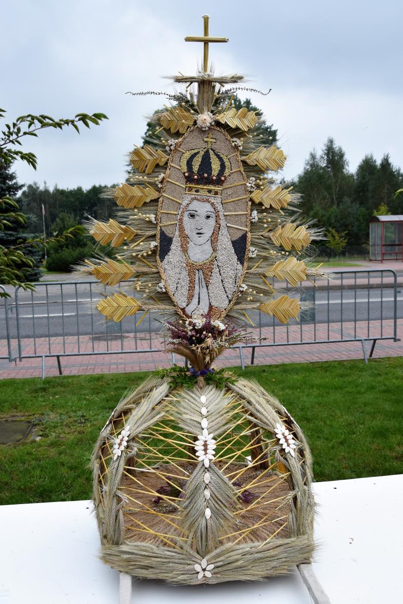 III miejsce Mieszkańców wsi Wiśniew Wieniec wsi Wiśniew przedstawia wizerunek Matki Boskiej Fatimskiej w koronie dębu. Jest wykonany z tegorocznych zbóż, traw i kwiatów.