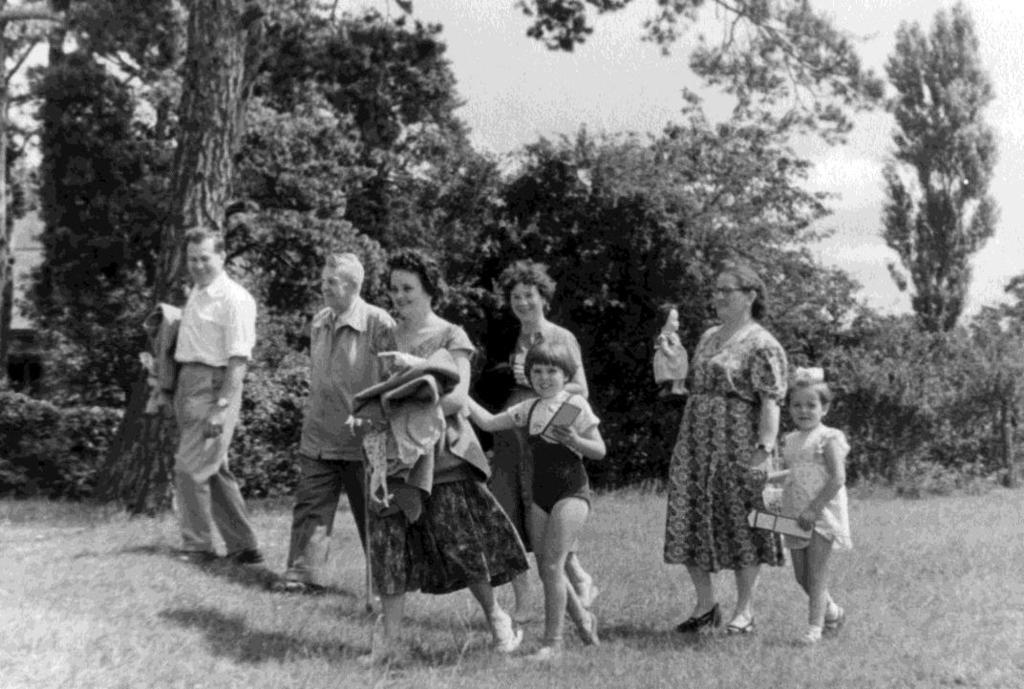 Ludwik with his parents Barbara, Anna, his sister and niece on the way to have a picnic