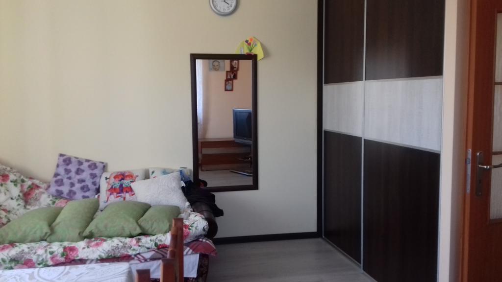 pościeli), sofa oraz telewizor.
