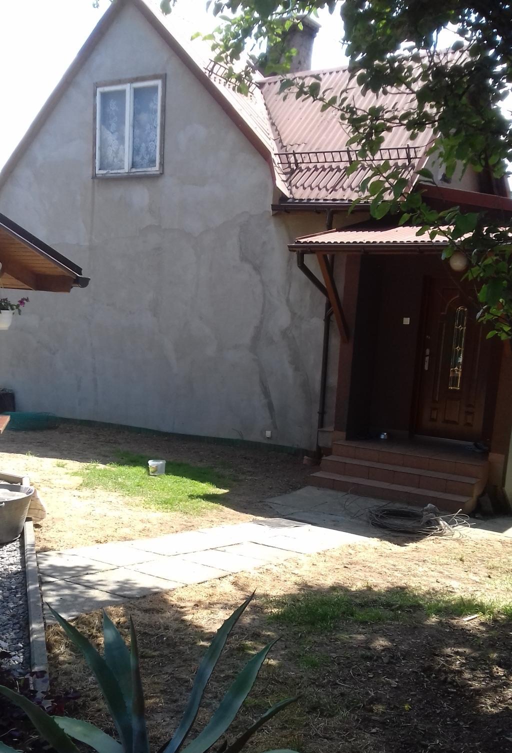 Informacje ogólne Dom jednorodzinny położony w miejscowości Radziechowy, w powiecie żywieckim w województwie śląskim.