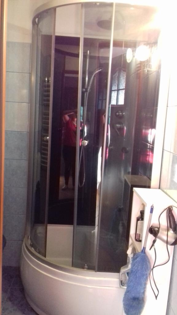 Łazienka Powierzchnia 3m2. Płytki na podłodze i na ścianach (prawie do samego sufitu).