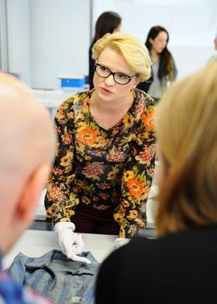 Głównym punktem uroczystości było oddanie hołdu ofiarom Majdanka oraz złożenie kwiatów i zapalenie zniczy pod Pomnikiem-Bramą.