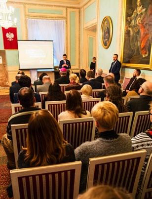 Byli więźniowie Majdanka, przedstawiciele organizacji żydowskich i pracownicy Muzeum uroczyście zapalili znicze przy Pomniku-Bramie.
