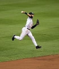 throw - rzucać θɹəʊ The first side reaching the ball must throw it out.