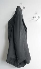 hang - powiesić hæŋ Explain how to hang wallpaper. Wyjaśnij, jak powiesić tapetę.