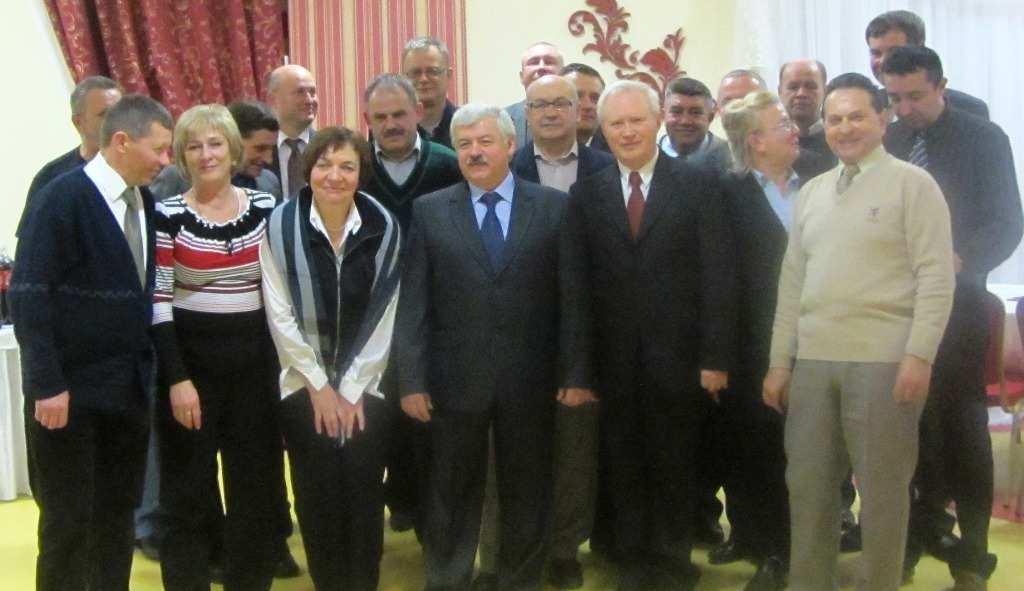 (Ciąg dalszy ze strony 2) Krzysztof należał oraz mamy nadzieję nadal będzie należał. str. 3 /Pod Napięciem 117/3/2012 Uczestnicy pożegnania Krzysztofa Kałki W imieniu Komisji Podzakładowej pamiątkowy album z dedykacja wręczył Krzysztofowi Mariusz Kępiszak.
