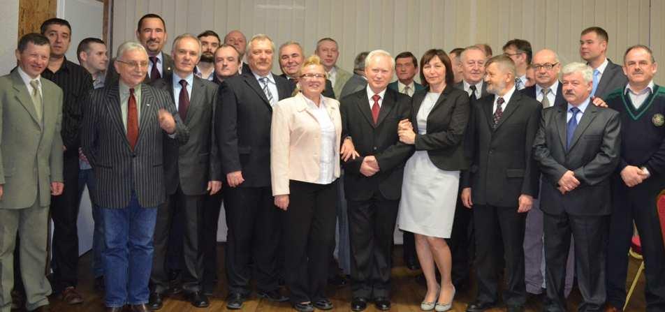 (Ciąg dalszy ze strony 6) Przewodniczącego Komisji Rewizyjnej. Emeryt zadbał o to by żaden z uczestników biesiady pożegnalnej nie wyszedł głodny i nie umarł z pragnienia.