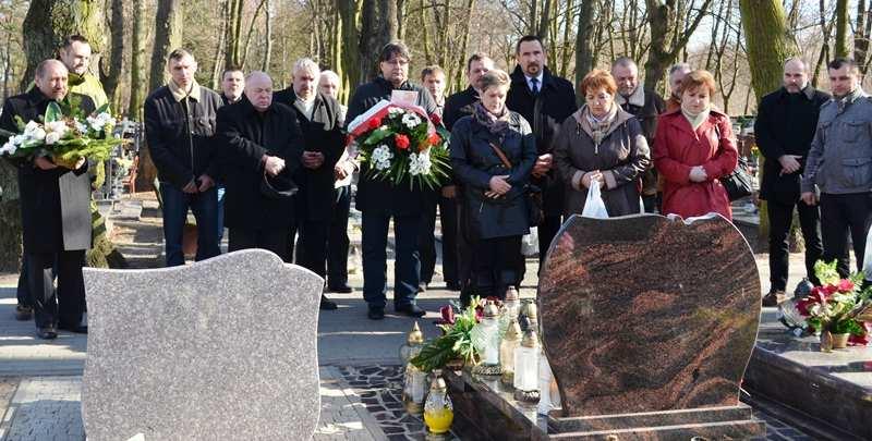 2012 Rocznica śmierci Marka Gajka. Komisja Podzakładowa NSZZ Solidarność z Gorzowa Wlkp. Dyrektor RD Dędno oraz koledzy z pracy spotkali przy grobie Marka Gajka w Barlinku.