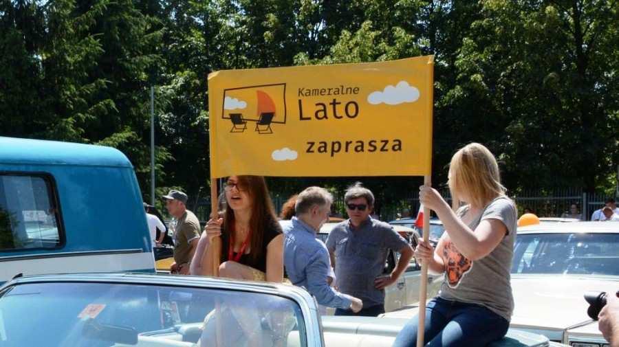 Impreza jest mocno osadzona w mieście i regionie, powstaje w kooperacji z Mazowieckim Centrum Polityki Społecznej, Urzędem Miasta, kinem HELIOS, Wyższą