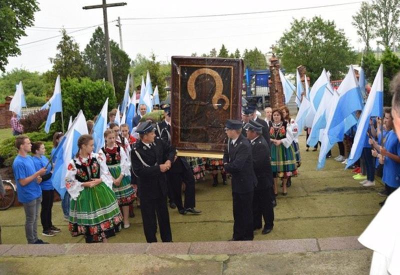 w Zdunach k/łowicza podczas przejęcia przez parafian obrazu z sąsiedniej parafii złakowskiej, a