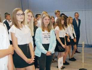Wśród przybyłych uczniów, największe emocje przeżywali uczniowie klas pierwszych, którzy