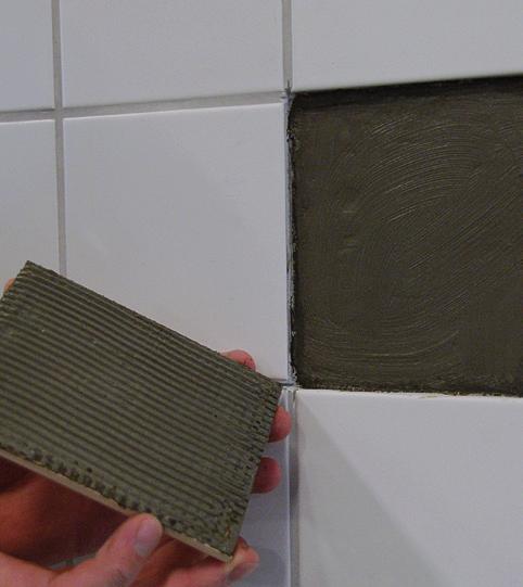 Wypełnić otwór silikonem Alfix M-Silicon i włożyć plastikowy kołek. Wypełnić kołek silikonem Alfix M-Silicon.