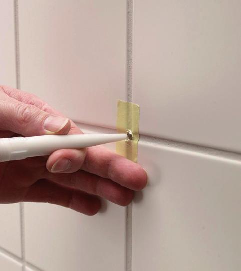 wysokości. Ustawić głębokość cięcia na wymiar grubości płytki.