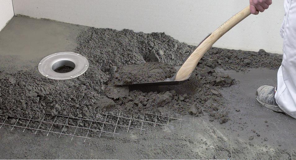 betonowych, płytek ceramicznych itp. ze spadkiem do 1:100 używa się Alfix PlaneMix 50.