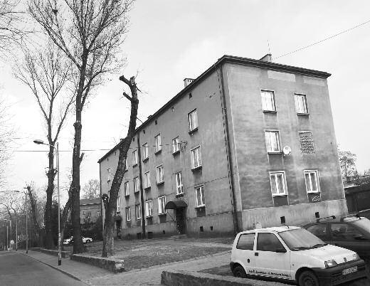 3. Miesz kań cy bu dyn ków przy ul. Chro bo ka 1 i 3 zło ży li wnio sek o prze świe tle nie drzew. Prze świe tle nie drzew zo sta ło wy ko na ne w li sto pa dzie br. 5.
