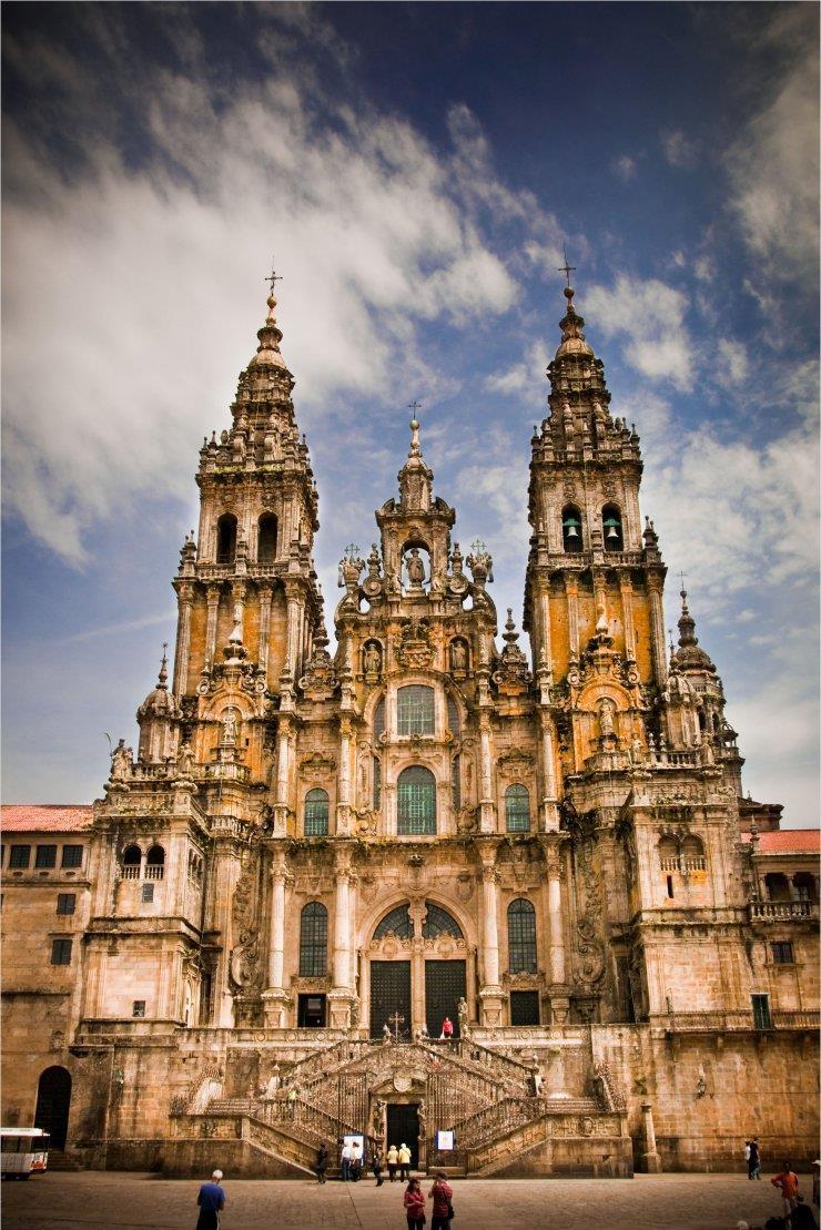 Katedra w Santiago Katedra w Santiago de Compostela to jeden z największych zabytków architektury romańskiej w Hiszpanii. Wznoszenie jej rozpoczęto w 1075 roku.