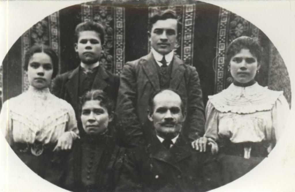 12 Historia Grabowca, zdjęcia z lat: 1900-1918 Zdjęcie 15 Rok 1917 (około). Rodzina Kalinowskich.