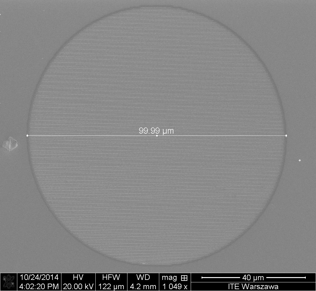 Wykonane zostały dwa rodzaje struktur HCG: struktura kwadratowa o rozmiarach 100 100 µm (rys. 2a) oraz struktura w kształcie koła o średnicy 100 µm (rys. 2c).