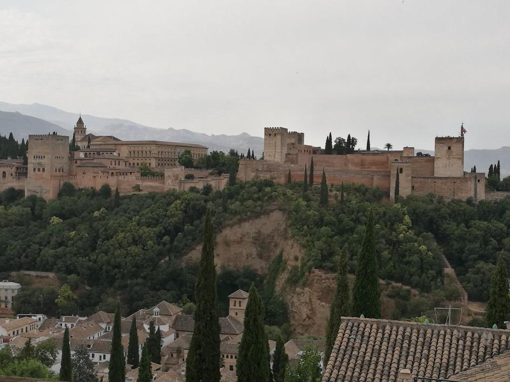 Fot. 27: Alhambra dawna, potężna twierdza Maurów w Granadzie. Z tyłu widoczne góry Sierra Nevada. W latach 551 615 Granada znajdowała się pod panowaniem Cesarstwa Bizantyńskiego.