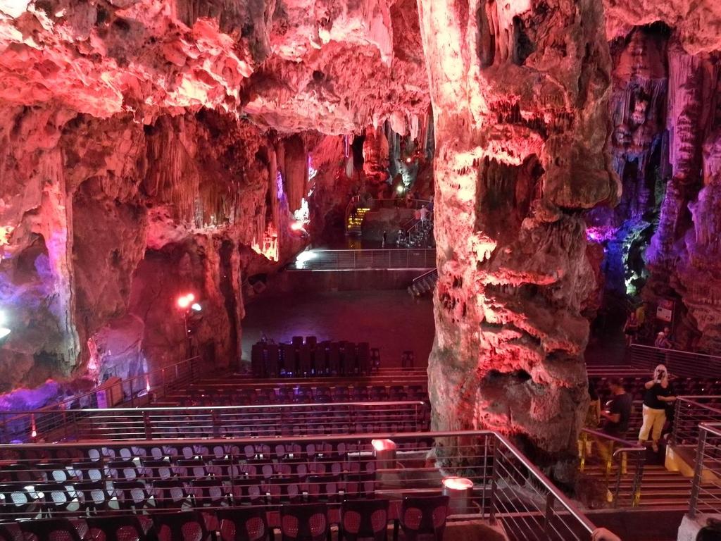 Fot. 38: Jaskinia Św. Michała w Gibraltarze (ang. St. Michael s Cave). Największa z komór jaskini nazywa się Jaskinią Katedralną (ang. Cathedral Cave).