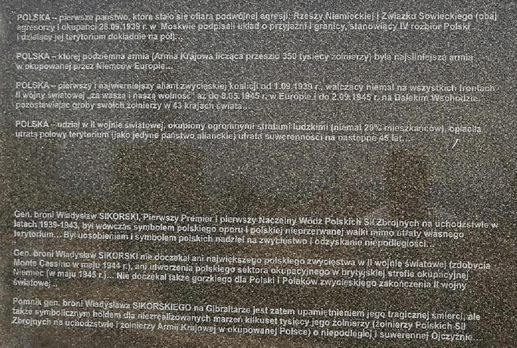 Fot. 41: Obok Pomnika Katastrofy Gibraltarskiej stoi wielka marmurowa tablica z napisami w języku polskim i angielskim.
