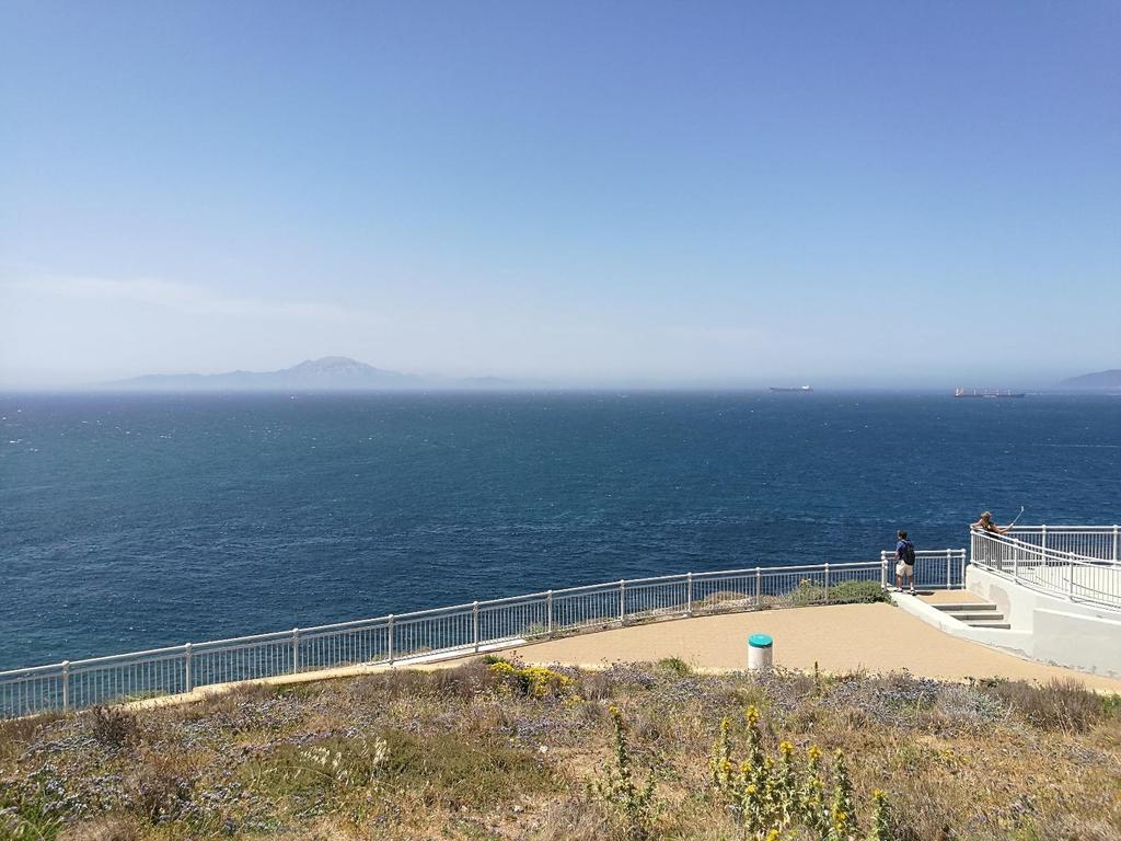 Fot. 43: Cieśnina Gibraltarska. Na horyzoncie widoczne skaliste wybrzeże Afryki.