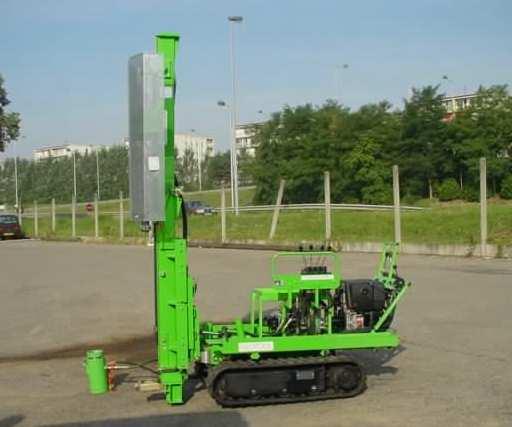 GTR780 WIERTNICA GĄSIENICOWA UNIWERSALNA Jest to kompaktowa jednostka wiertnicza do sondowań dynamicznych zgodnie z normą DIN oraz SPT/AFNOR jak równieŝ do pobierania prób metodą udarową.