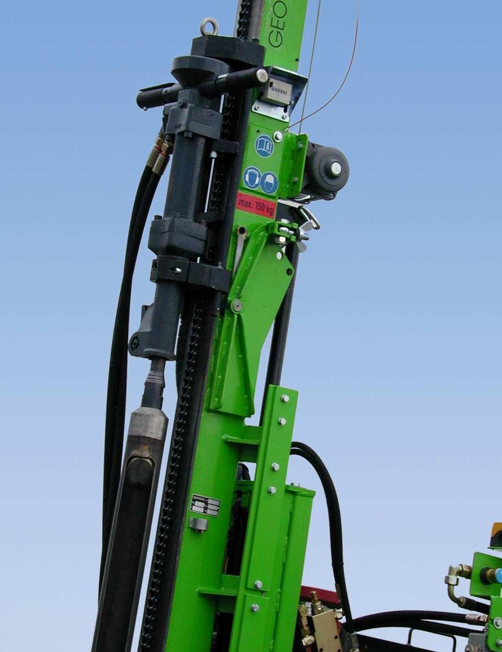 Dane techniczne: podwozie na gumowych gąsienicach napędzany 2 silnikami hydraulicznymi 2 cylindrowy silnik Diesla chłodzony wodą