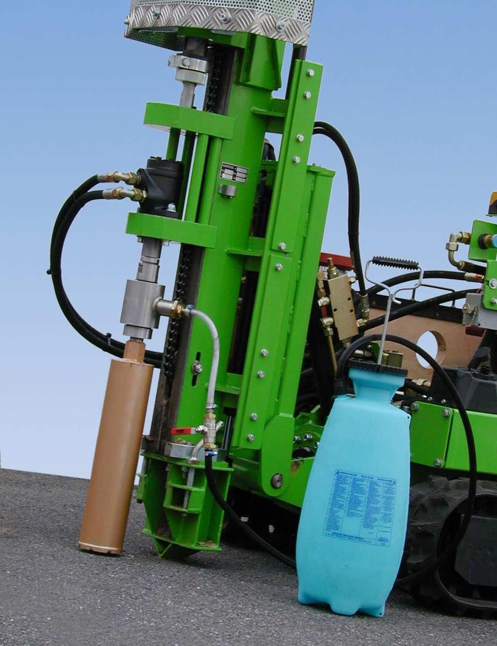 2 350 mm; masa własna ok: 950 kg zbiornik oleju: 20 l oleju hydraulicznego typu bio przyjaznego dla środowiska hydrauliczny system