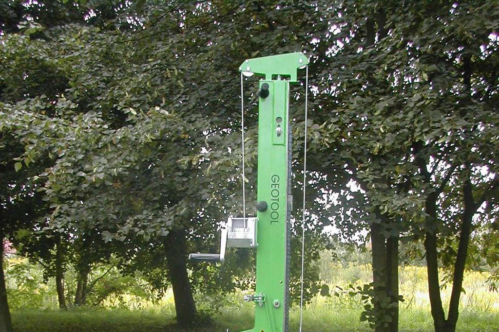 SONDA DYNAMICZNA LMSR-Vk do sondowań lekkich (DPL), średnich (DPM) oraz cięŝkich (DPH) - napęd spalinowy Sonda napędzana jest niezawodnym silnikiem spalinowym, 4 suwowym Honda.